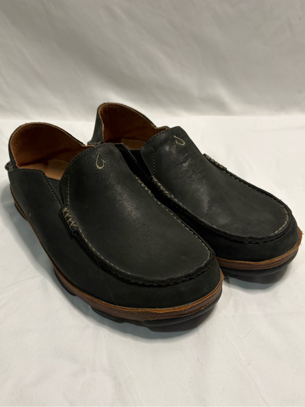 Olukai Moloā Men’s 10.5 Black/Toffee Leather Slip On Shoes Loafers